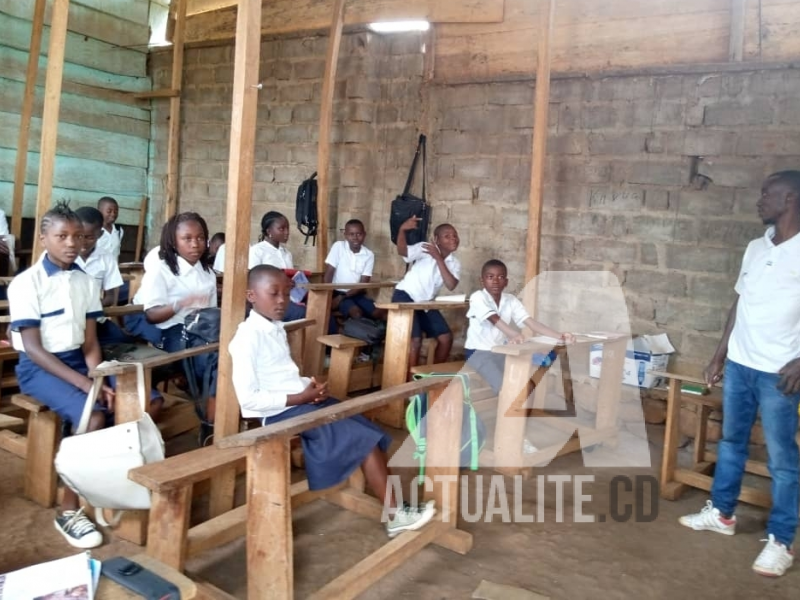 Un enseignant donnant cours dans une salle de classe à Beni/Ph ACTUALITE.CD