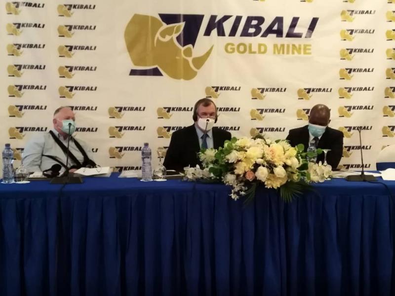 Mr Mark Bristow, Président directeur général de Barrick, au centre, et à sa gauche, Mr Cyrille Mutombo,  DG de Kibali Gold en RDC