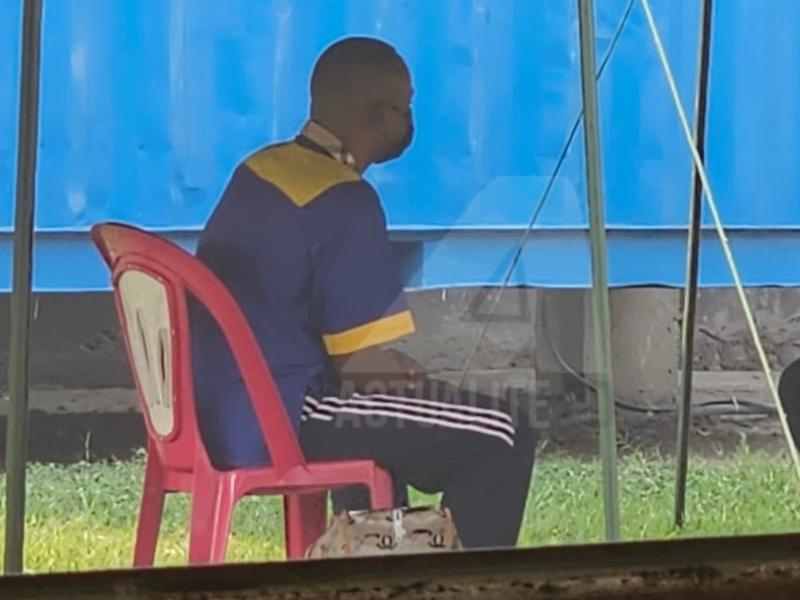 Salomon Kalonda sous une tente à la prison militaire de Ndolo
