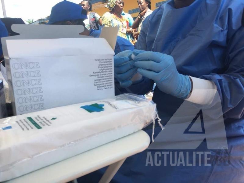 Un agent de santé dans un laboratoire de l'Institut National de Recherche Biomédicale à Kinshasa Ph