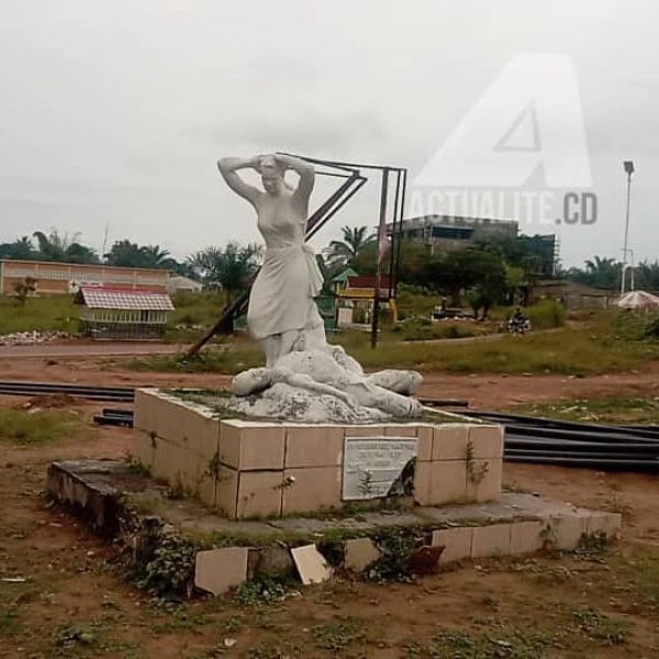 Statue de la femme pleureuse de Kenge érigée en mémoire des victimes du massacre de mai 1997 dans la ville 