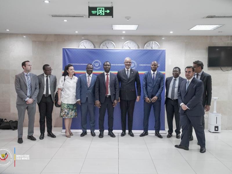 Le ministre des Mines Kizito Pakabomba, au milieu, avec la délégation du FMI
