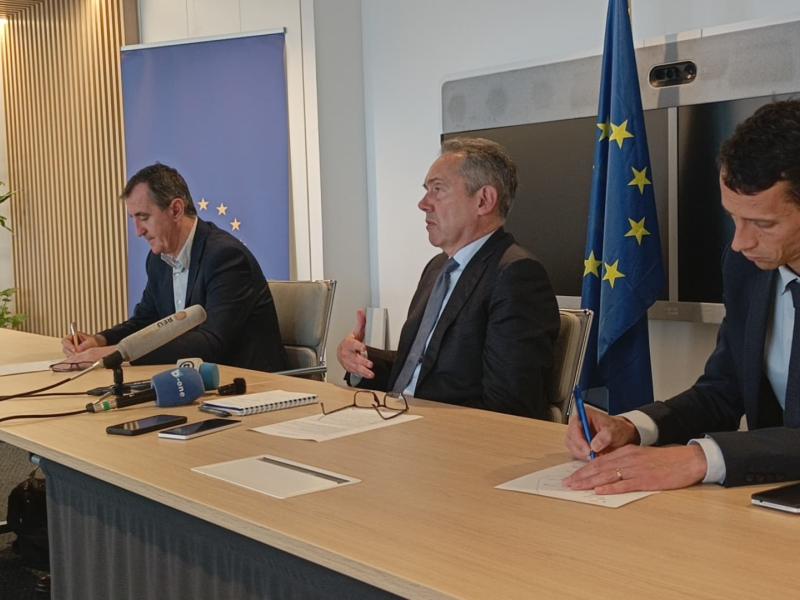 Johan Borgstam (au milieu) en conférence de presse à Kinshasa