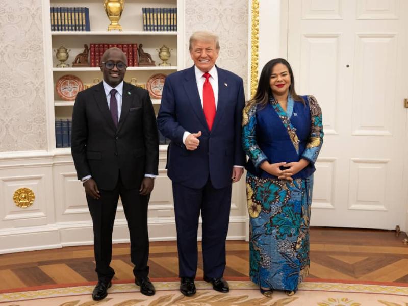 Donald Trump, président des USA au milieu des ministres des affaires étrangères de la RDC et du Rwanda à l'occasion de la signature de l'accord de paix entre les deux pays voisins à Washington 