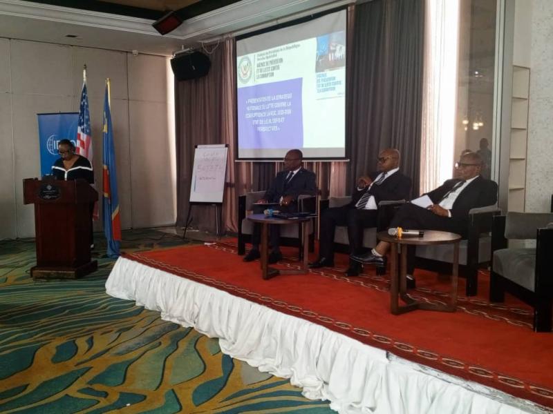 es panelistes lors du déjeuner de concertation parlementaire axé sur la mise en œuvre de la stratégie nationale de lutte contre la corruption en RDC.