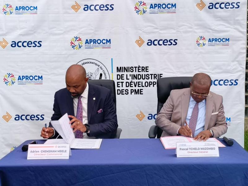 Adrien Chemsham et Pascal Tchelo, respectivement Directeur commercial à Access bank RDC et DG d'Aprocm, lors de la signature de l'accord à Kinshasa