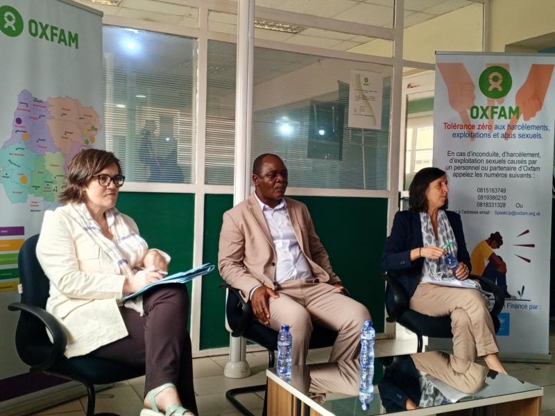 Le directeur pays de l'Oxfam en RDC, Maneji Mangundu, au milieu des directrices exécutives de l'ONG au Québec et en Amérique, lors d'une conférence de presse à Kinshasa