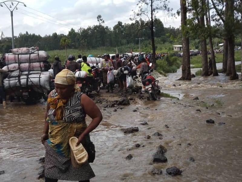 Débordement de la rivière Nyahanga sur la RN2