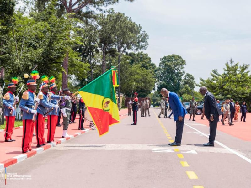Les ministres de défense de deux Congo saluant la drapeau de l'armée congolaise