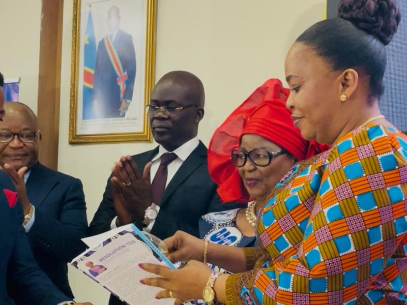 Annie Matundu entourée des personnalités publiques lors de la présentation de son ouvrage sur la 1325 