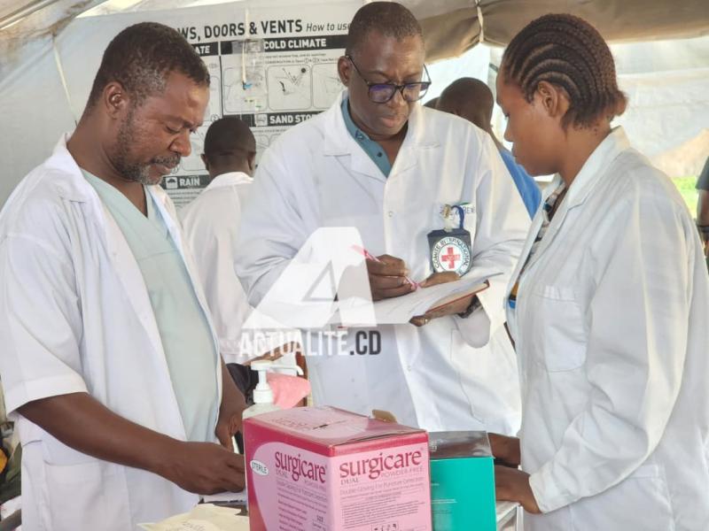 L'équipe médicale au chevet des blessés à l'hôpital général de référence de Fizi