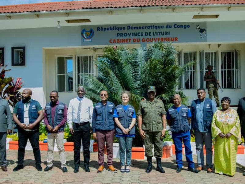 Anne Ancia, représentante pays intérimaire de l’OMS en RDC chez le lieutenant-général Johnny Luboya, gouverneur militaire de l’Ituri