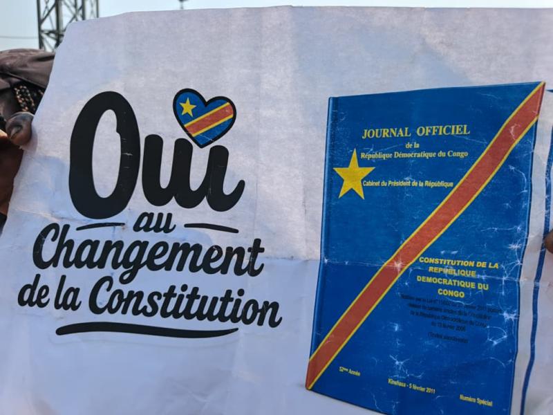 Une affiche de campagne pour le changement de constitution 