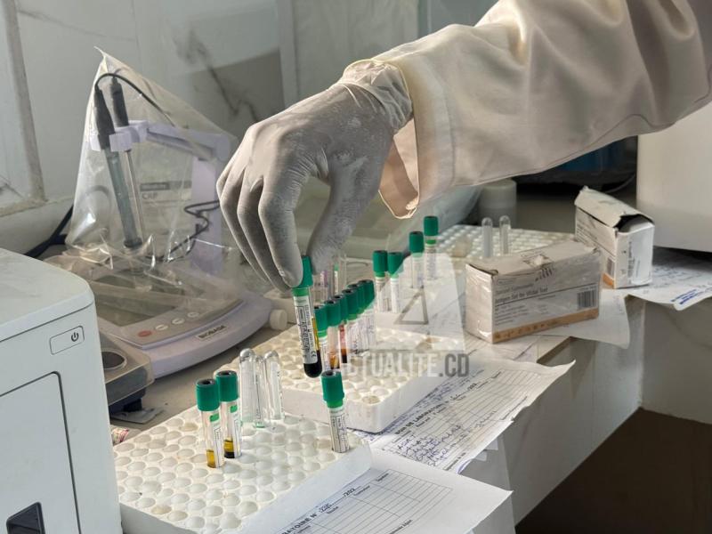 Analyse d’échantillons de sang dans un laboratoire de la ville de Kikwit.