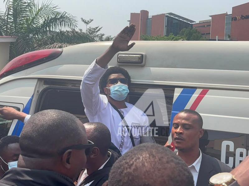 Constant Mutamba descendant du véhicule à son arrivée à l'audience dans l'affaire Frivao 