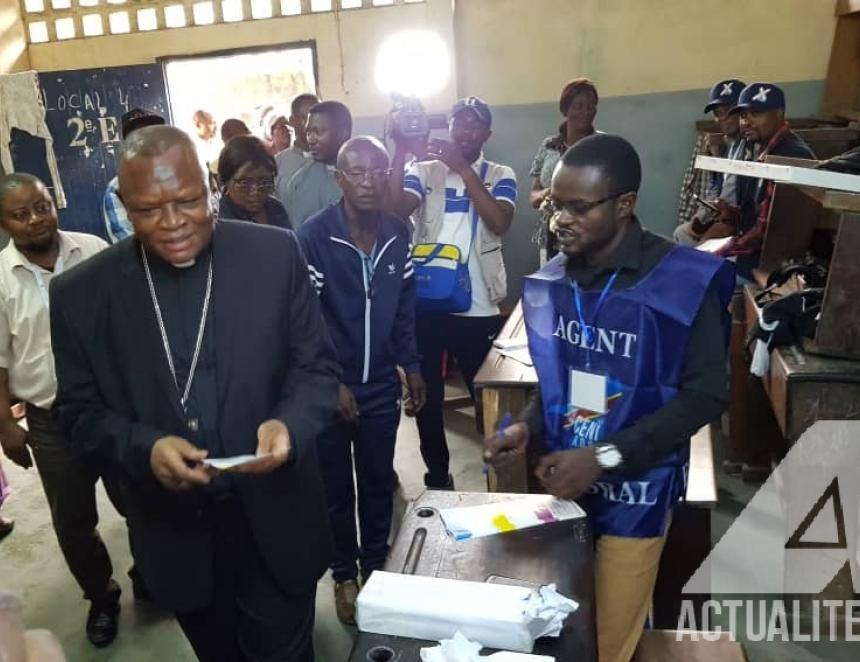 Mgr Ambongo dans un bureau de vote à Kinshasa / Ph . Christine Tshibuyi 