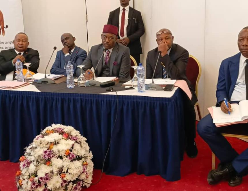 Le procureur général près la Cour des comptes, entouré des avocats généraux près cette Cour, le 7 octobre à Kinshasa