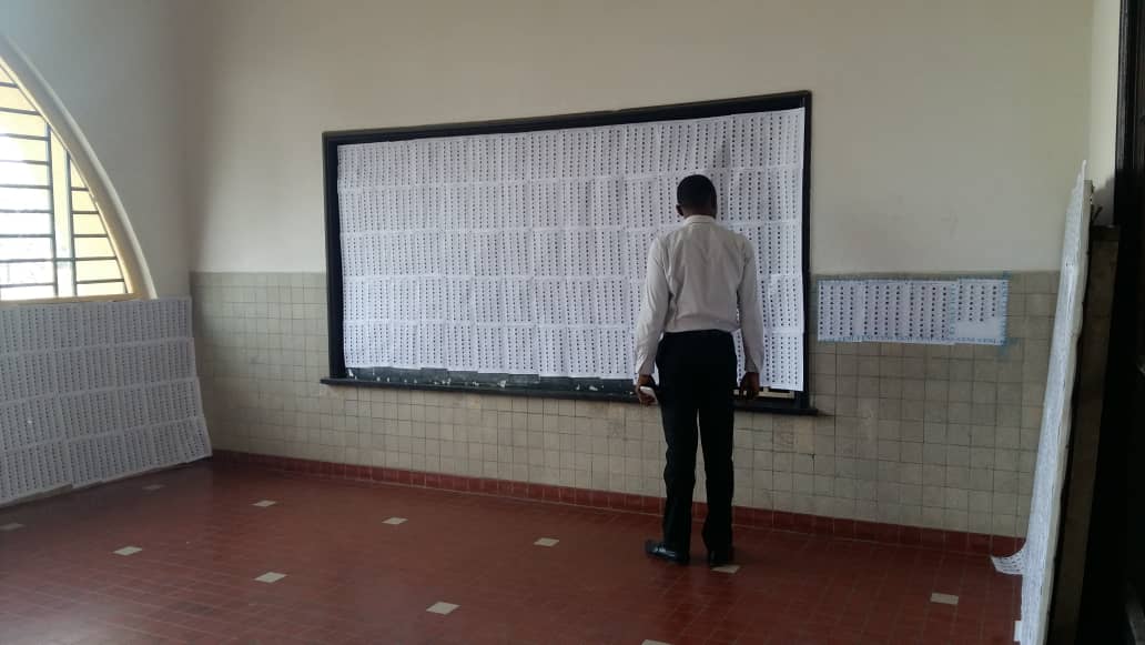 Le seul électeur trouvé devant les listes provisoires à l'Athénée de la Gombe