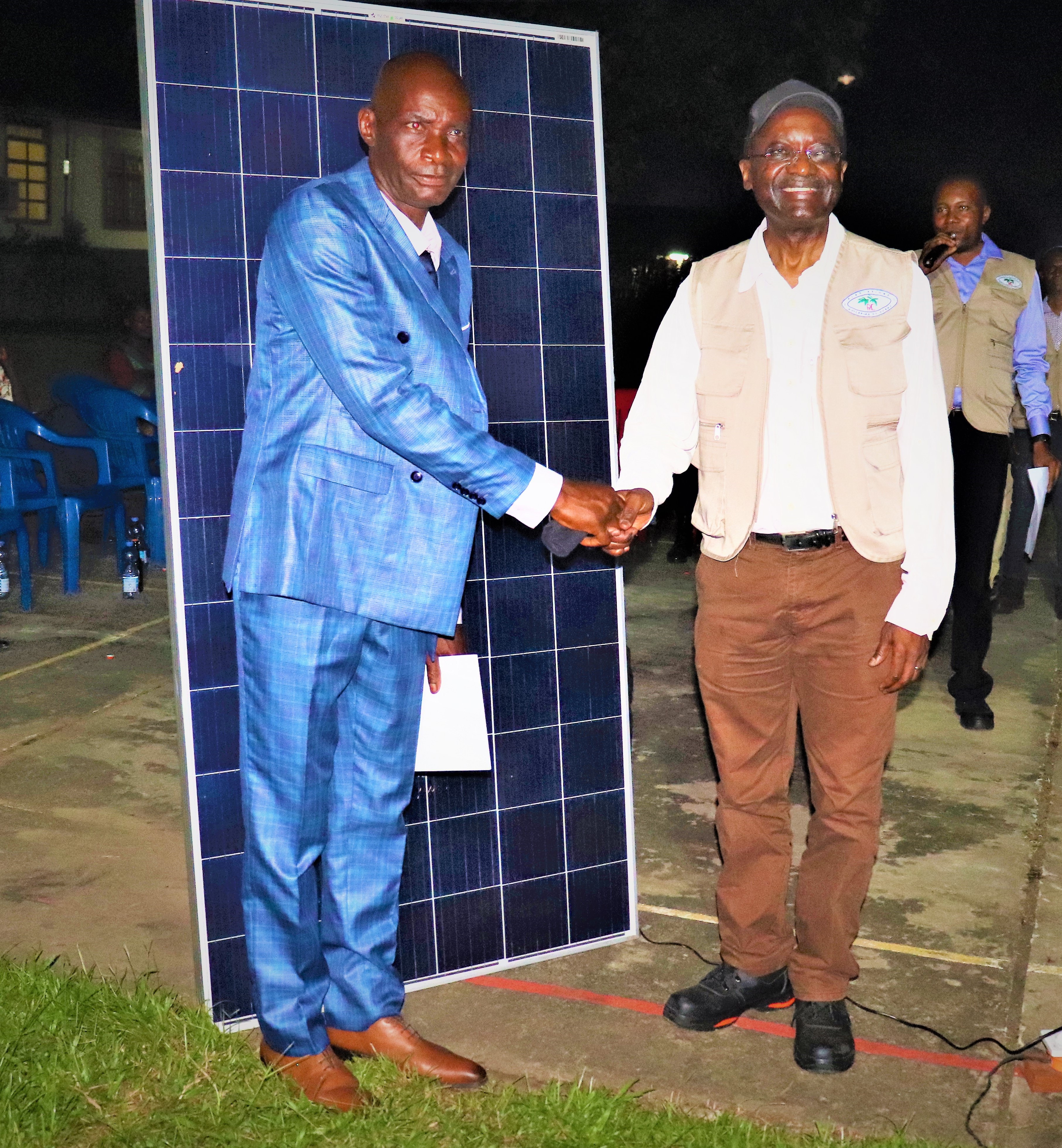 Remise du kit d'électrification par Dr. Mpoko Bokanga, Directeur des opérations des PHC, à Monsieur Esale Ilondo, nommé Meilleur Agent de l'atelier 2022 sur le site de Boteka