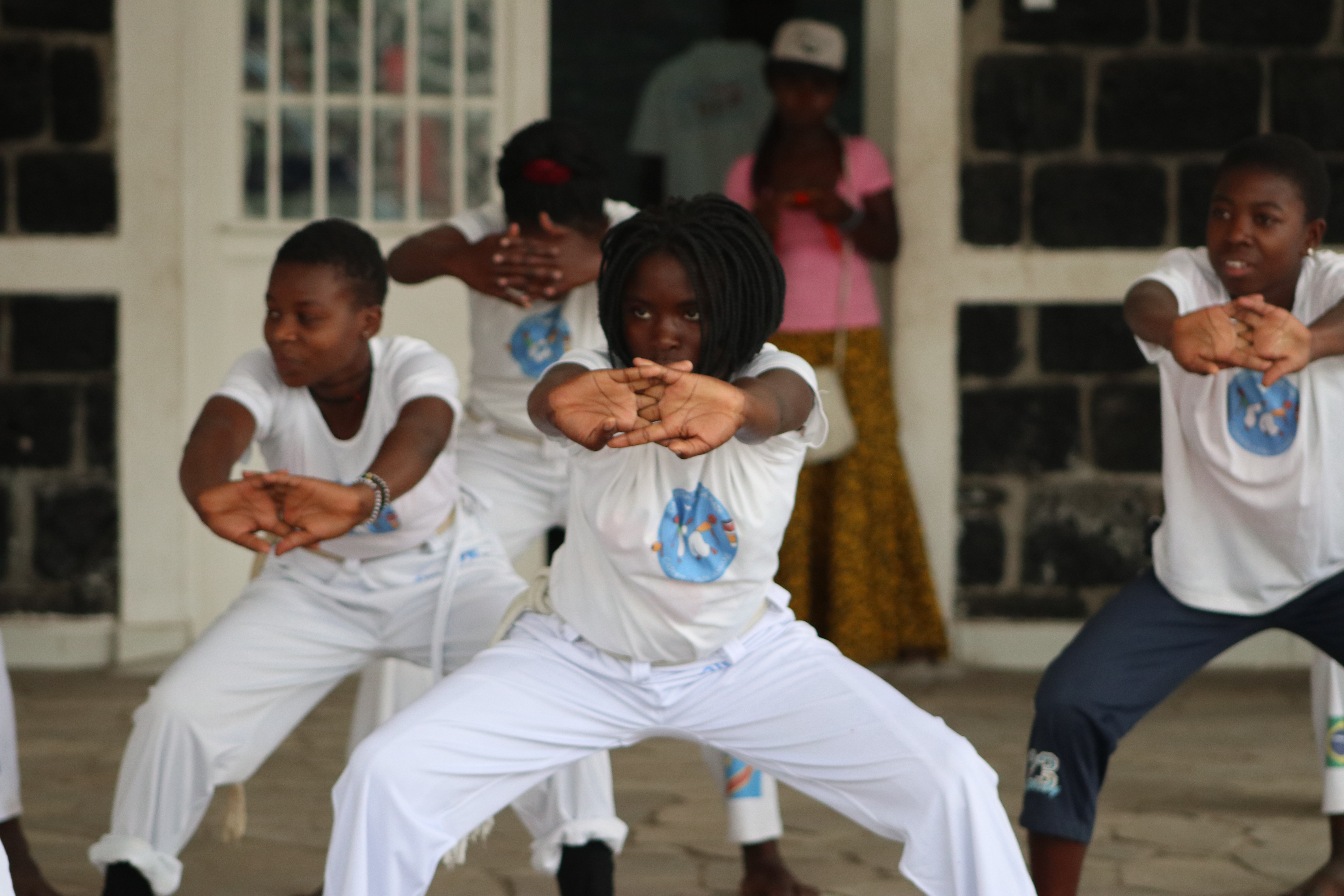 Une adolescente prend des cours de capoeira à Heal Africa