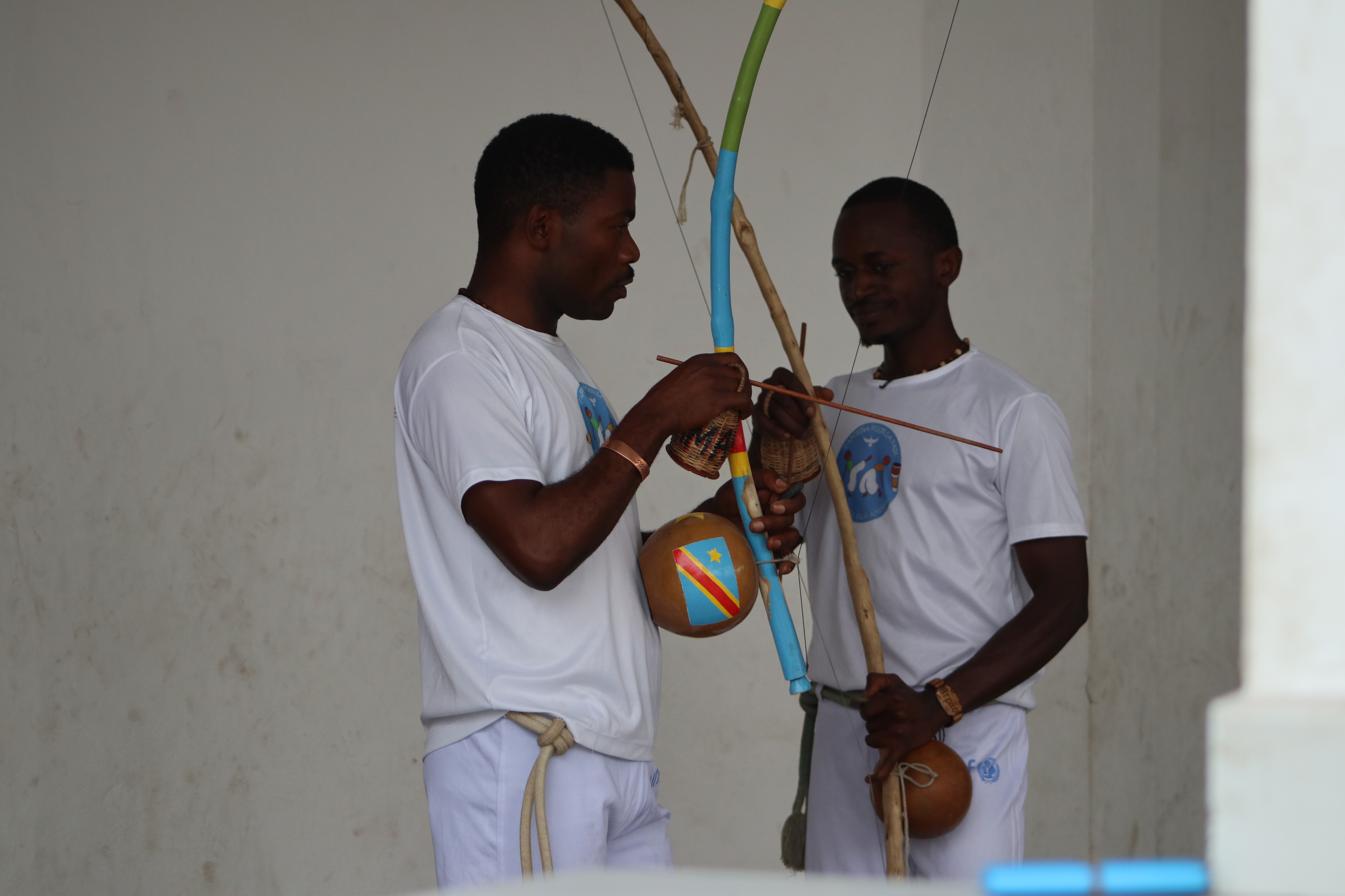 Des encadreurs de capoeira qui accompagnent les enfants 