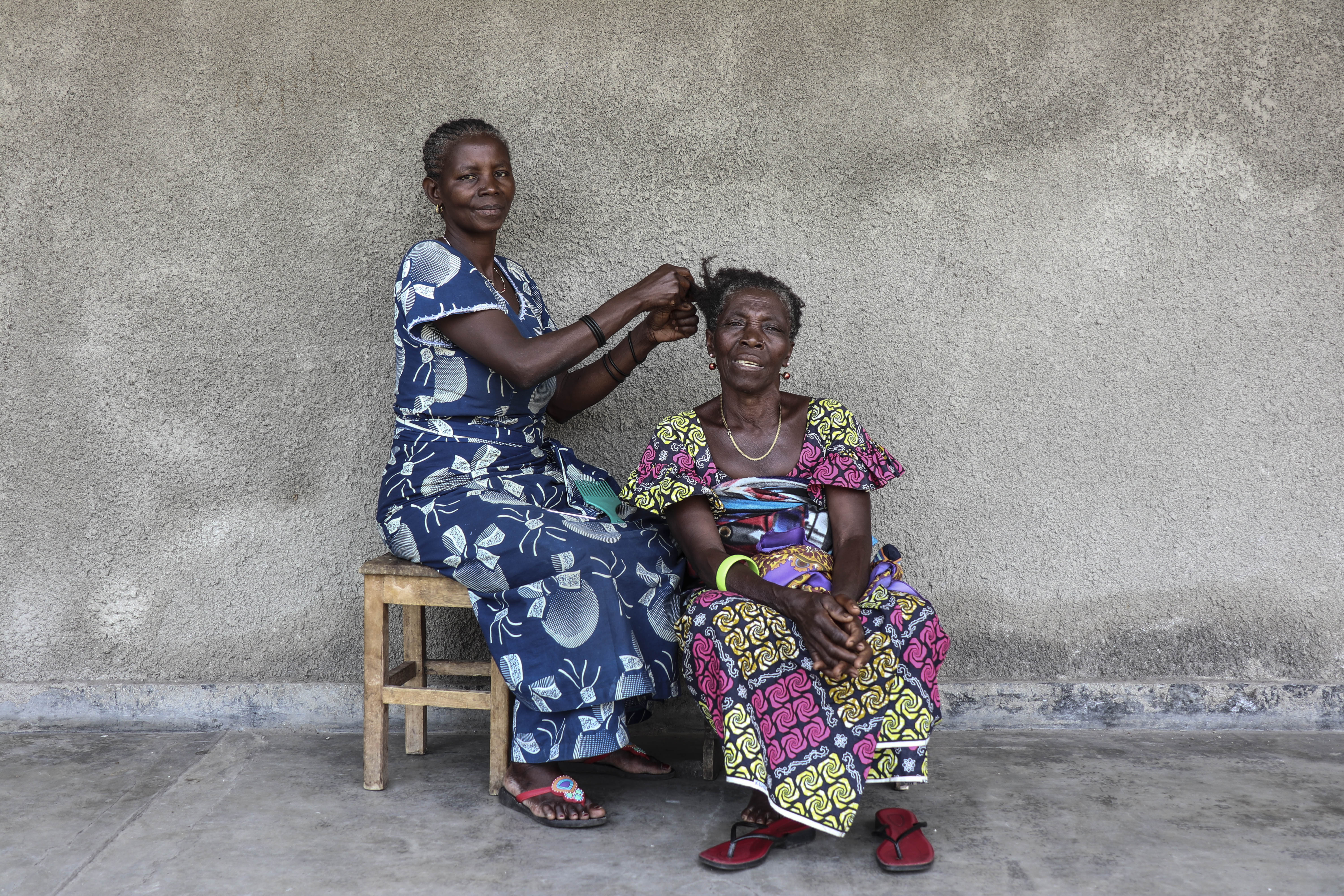 Certaines personnes atteintes des troubles mentaux viennent des villages lointains. Ces deux femmes sont de l’île de Idjwi au Sud Kivu. Elles ont accompagnée un malade mental au centre Tulizo Letu