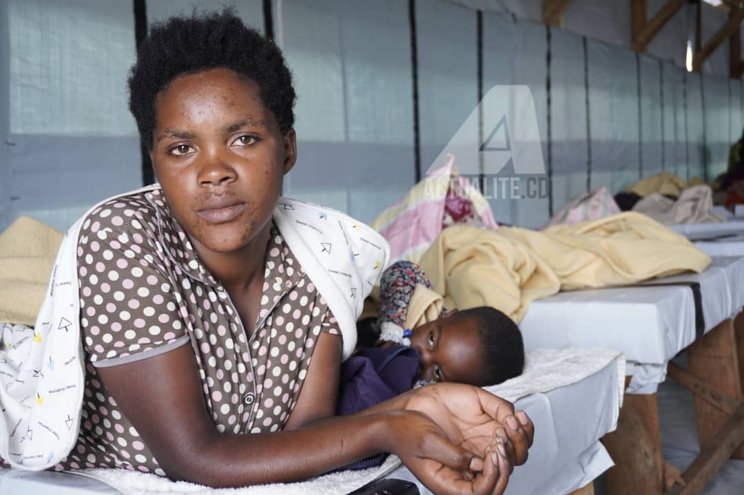 Béatrice veille sur ses deux fils dans une clinique de MSF à Bulengo
