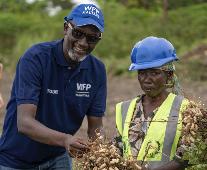 Moustapha Toure avec un petit producteur agricole qui reçoit une formation sur la vente commerciale de ses produits. Photo: PAM/Michael Castofas