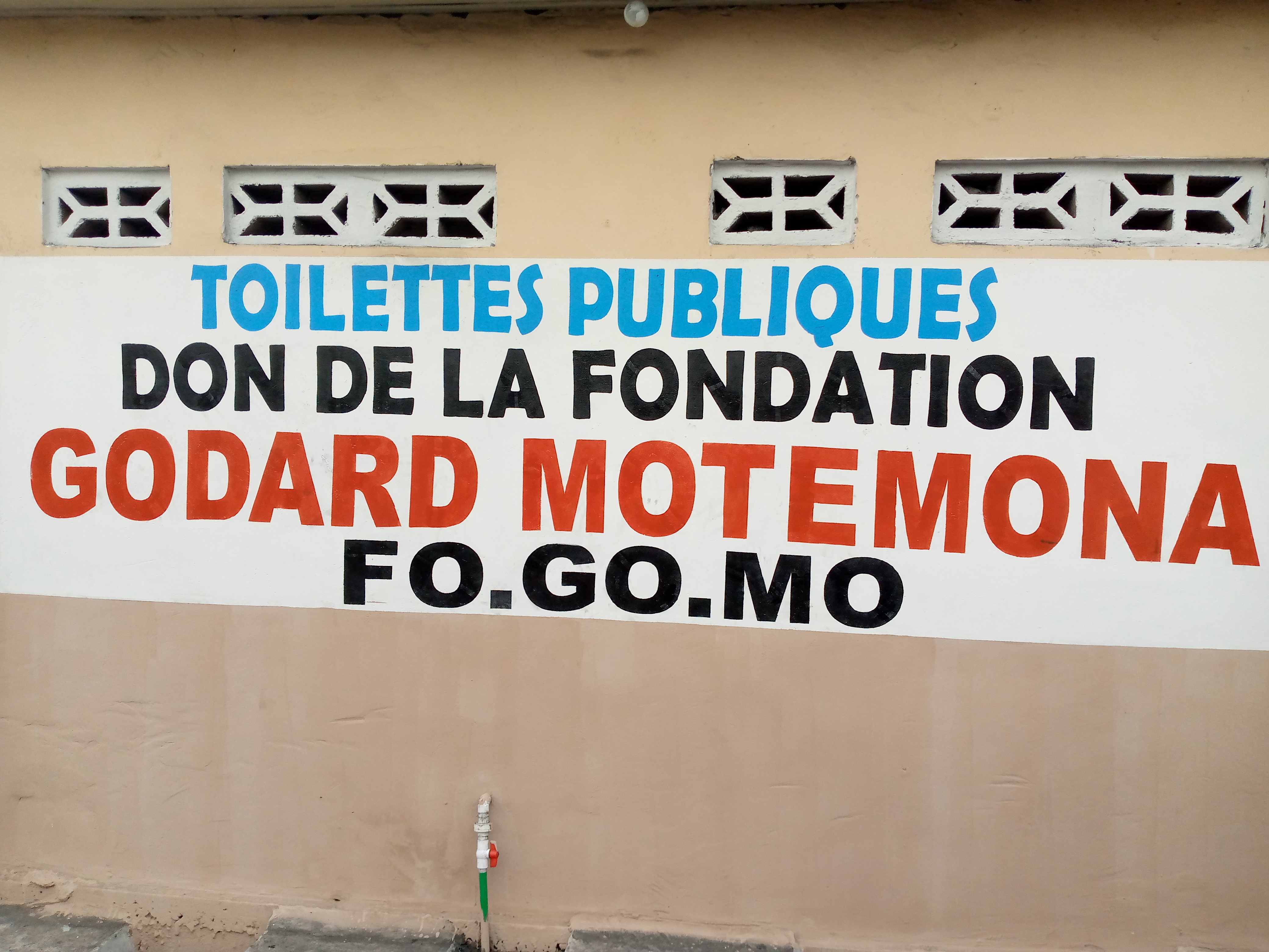Toilettes publiques construites par la Fondation Godard Motemona