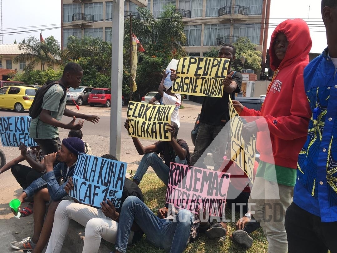 Quelques manifestants à la marche contre Omari organisée par RONJEMAC