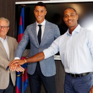 Xavier Mbuyamba lors de la signature de son contrat au Fc Barcelone