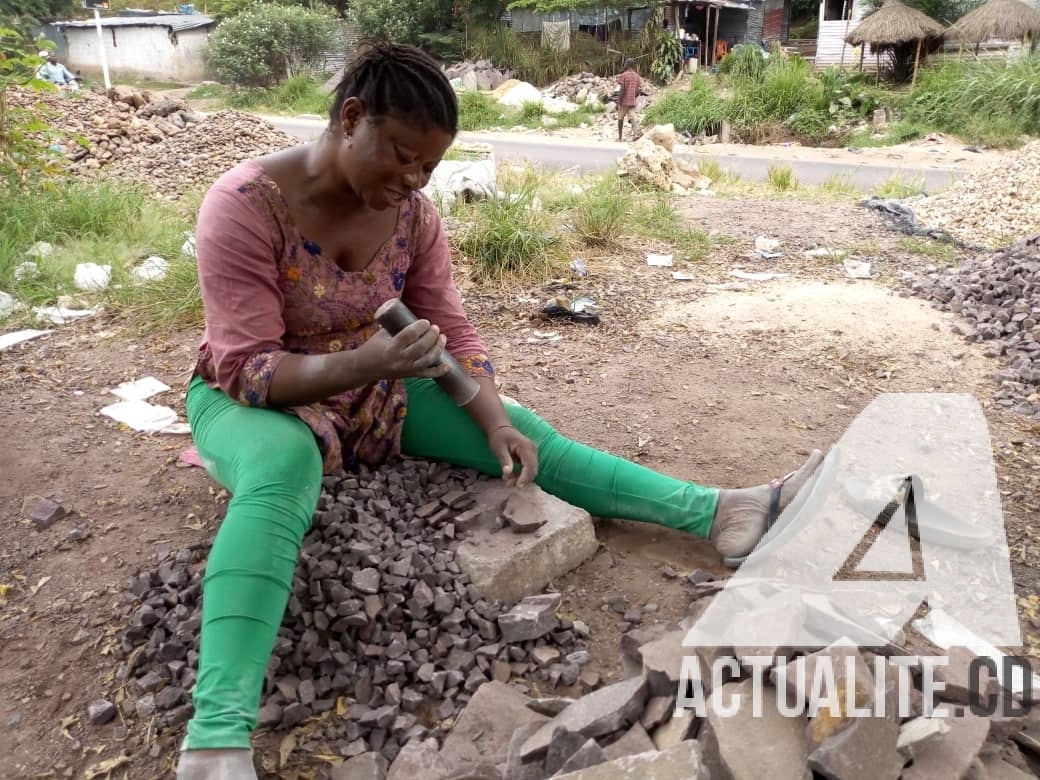 Femme qui casse des pierres pour nourrir sa famille