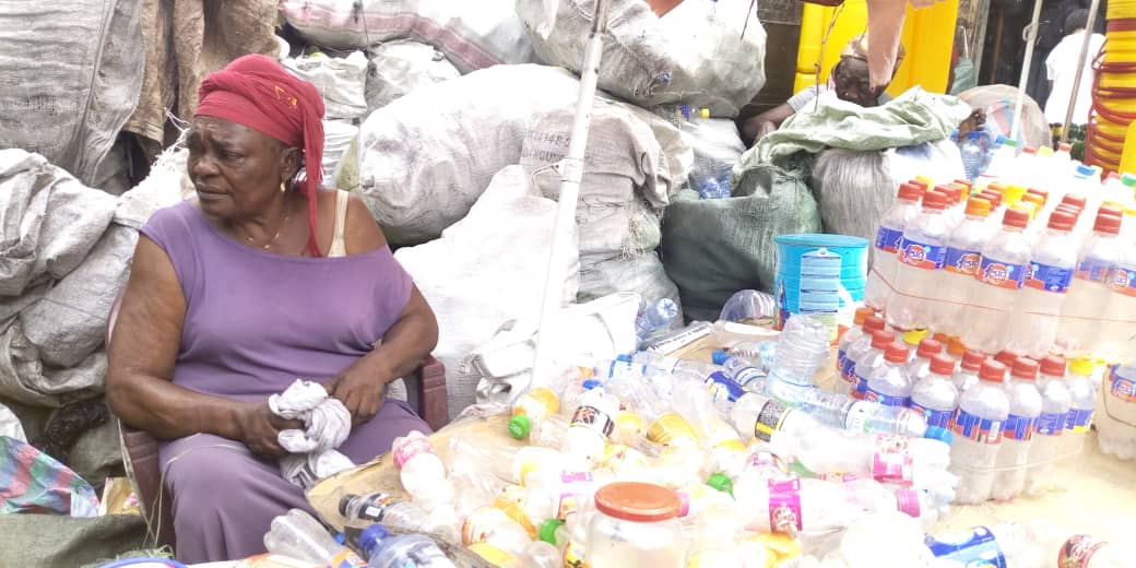 Kinshasa : dees femmes font des ordures leur principal commerce !