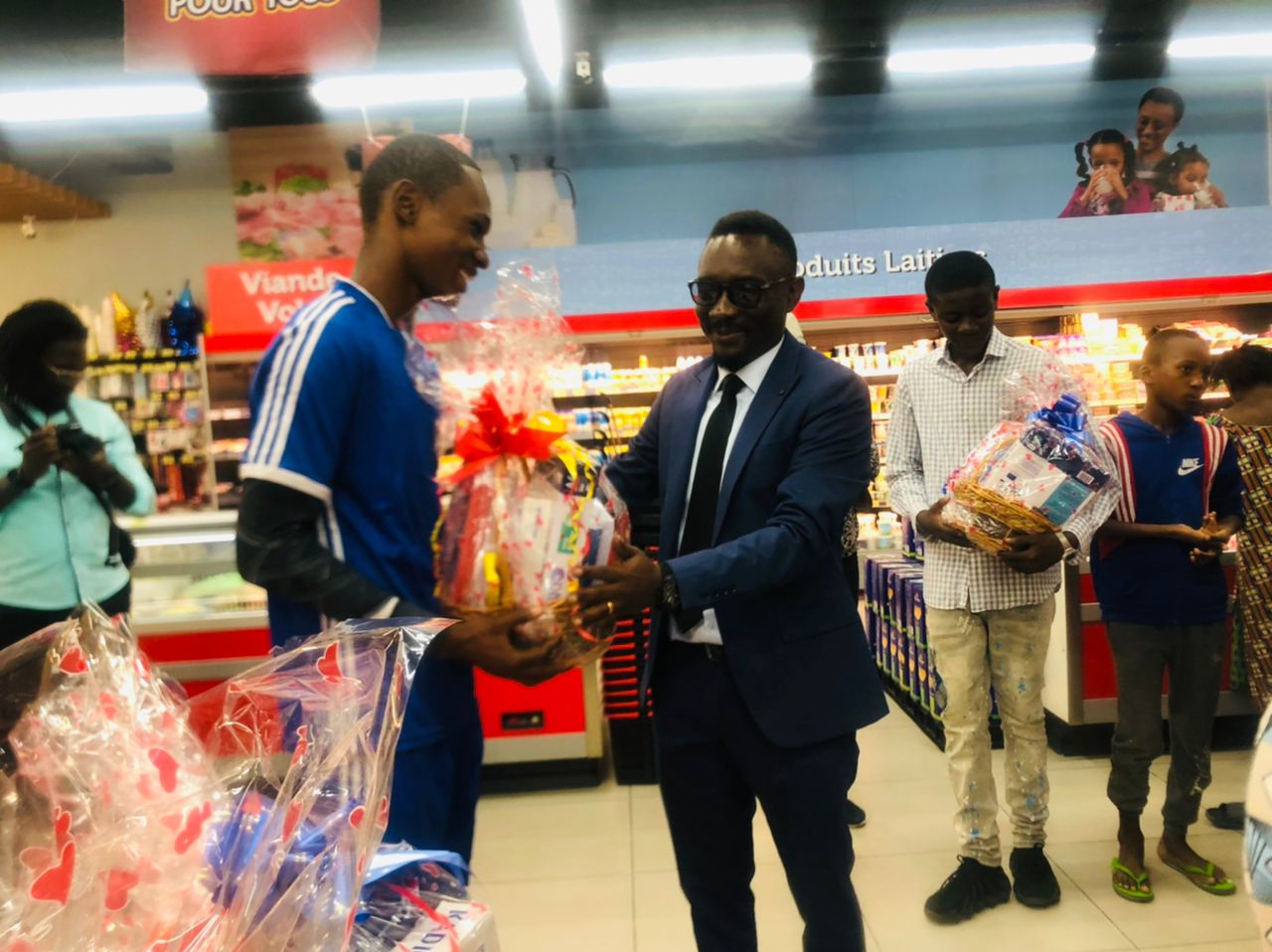 Kin Marché récompense ses jeunes clients gagnants du concours de dessin ...