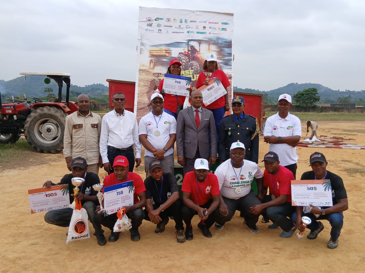 s vainqueurs et les officiels à tshela