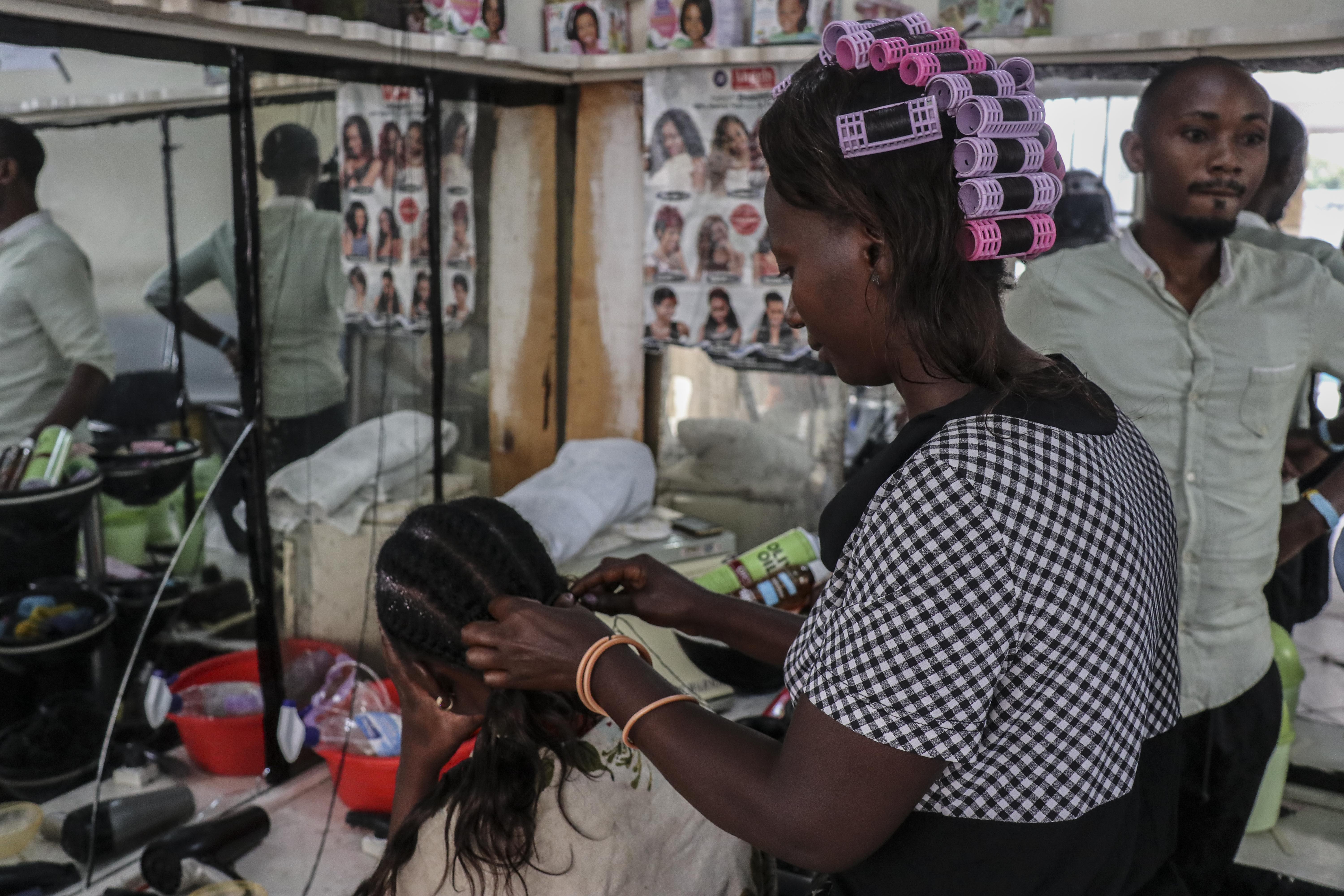 Elle travaille dans un salon de coiffure. 