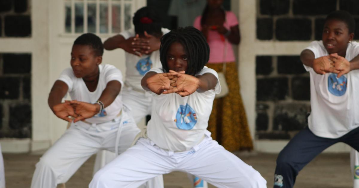 Des adolescentes en pleine pratique de capoeira