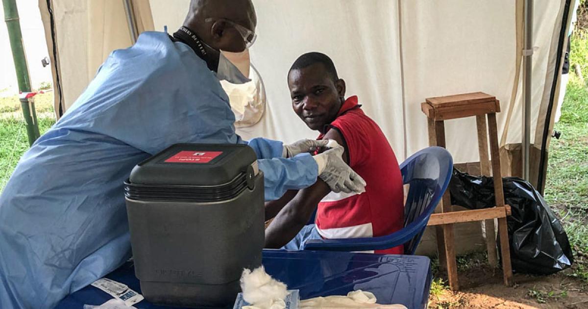 Un infirmier vaccine un contact contre Ebola / Ph. Tiers 