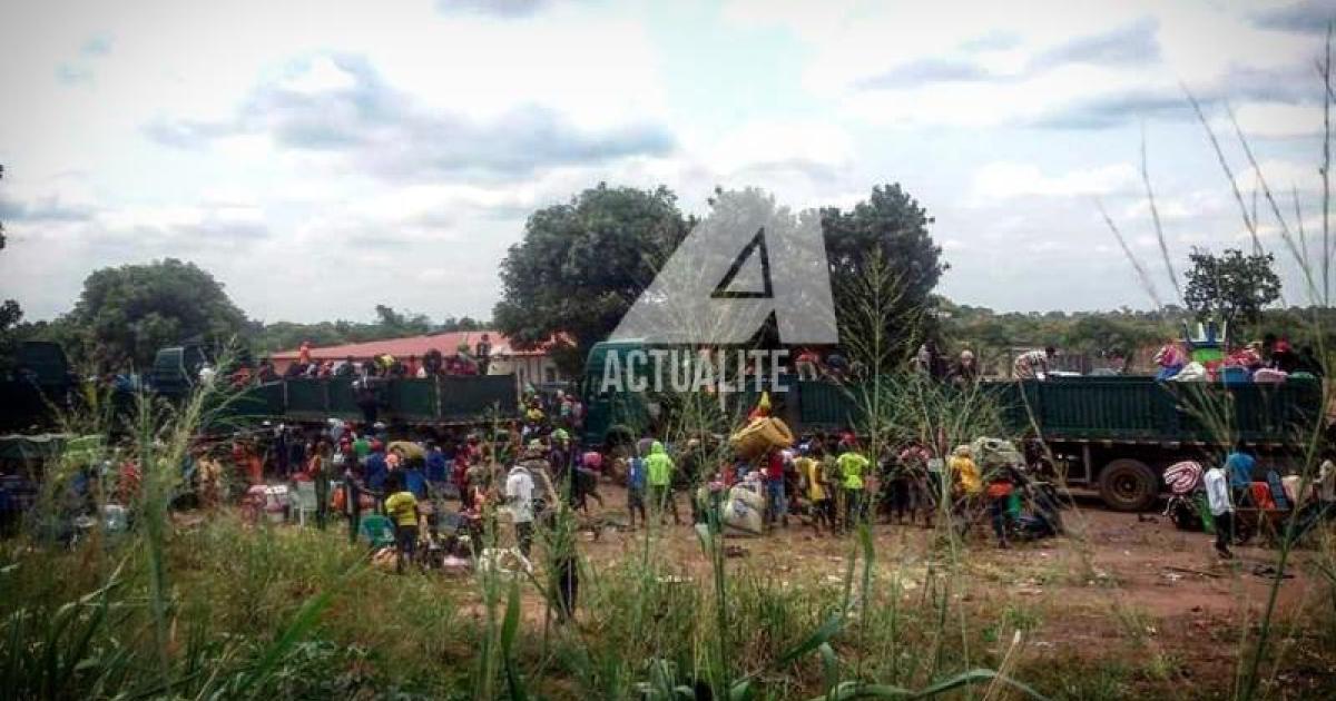  Des refoulés congolais à bord de 3 camions de la police Angolaise / Photo ACTUALITE.CD
