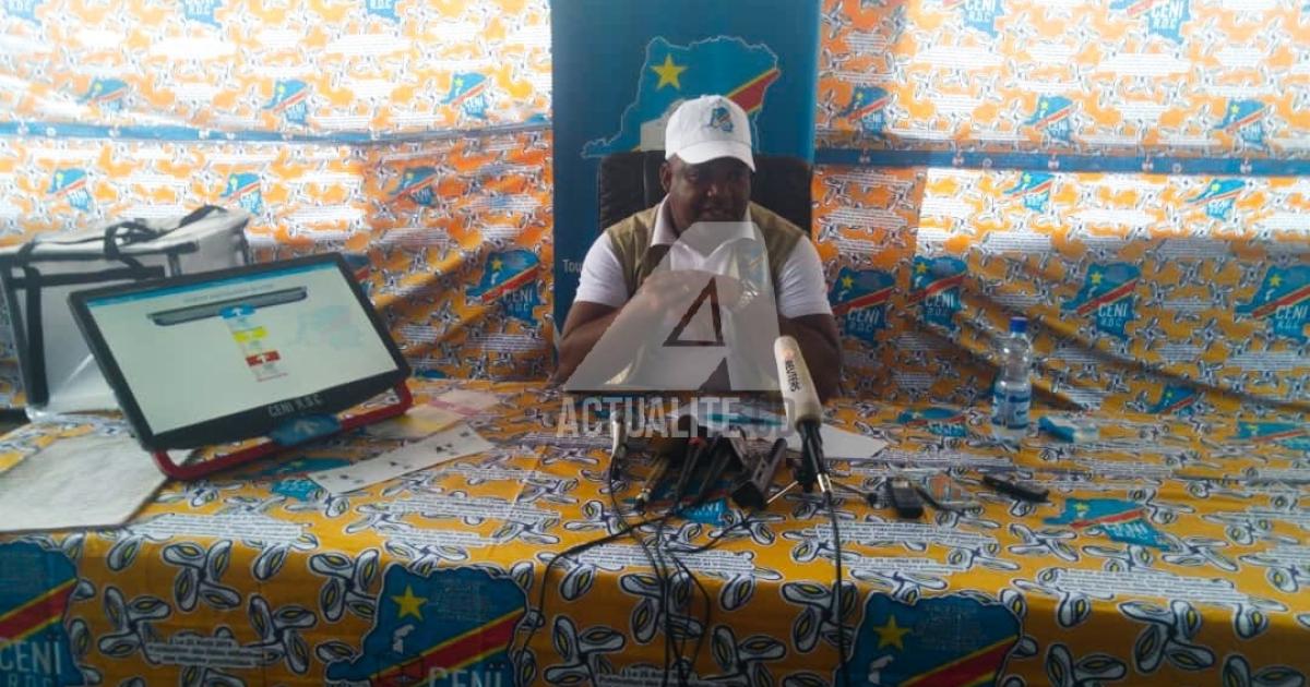 Corneille Nangaa sensibilise sur l'utilisation de la machine à voter (Photo ACTUALITE.CD)