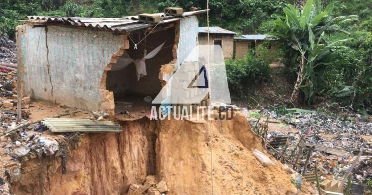 Une cabane rasée par l'érosion à Kinshasa