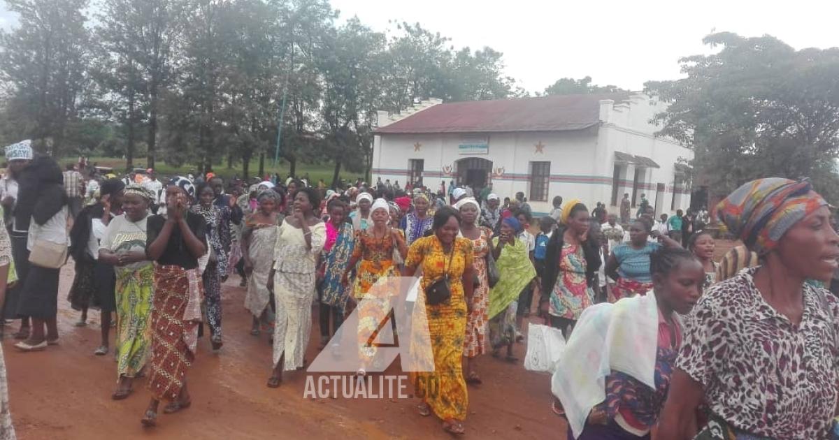 Arrivée à la mairie de Beni, des femmes manifestantes contre les ADF 