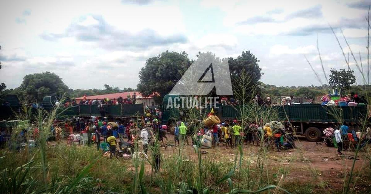 Des refoulés congolais  à bord de 3 camions de la police Angolaise / Photo ACTUALITE.CD 