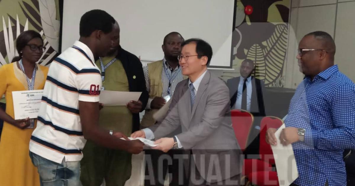 Le président de la Ceni et le délégué de Miru - System remettent des brevets aux techniciens formés / Ph. ACTUALITE.CD 