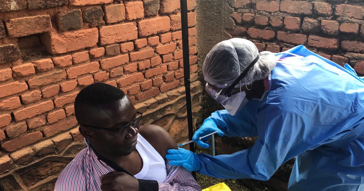Le gouverneur Julien Paluku reçoit une piqûre Anti - Ebola à Butembo  le 4/10 / 2018 / Photo Droits Tiers 