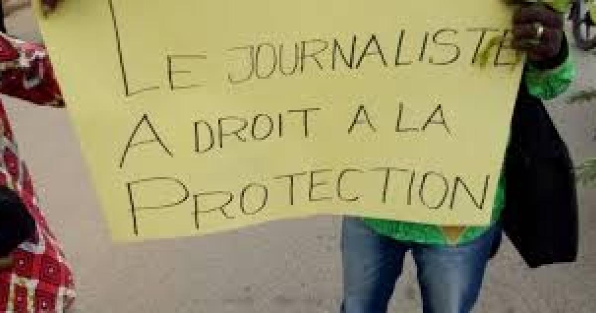 Une fiche pour protester contre les crimes à l'égard des journalistes