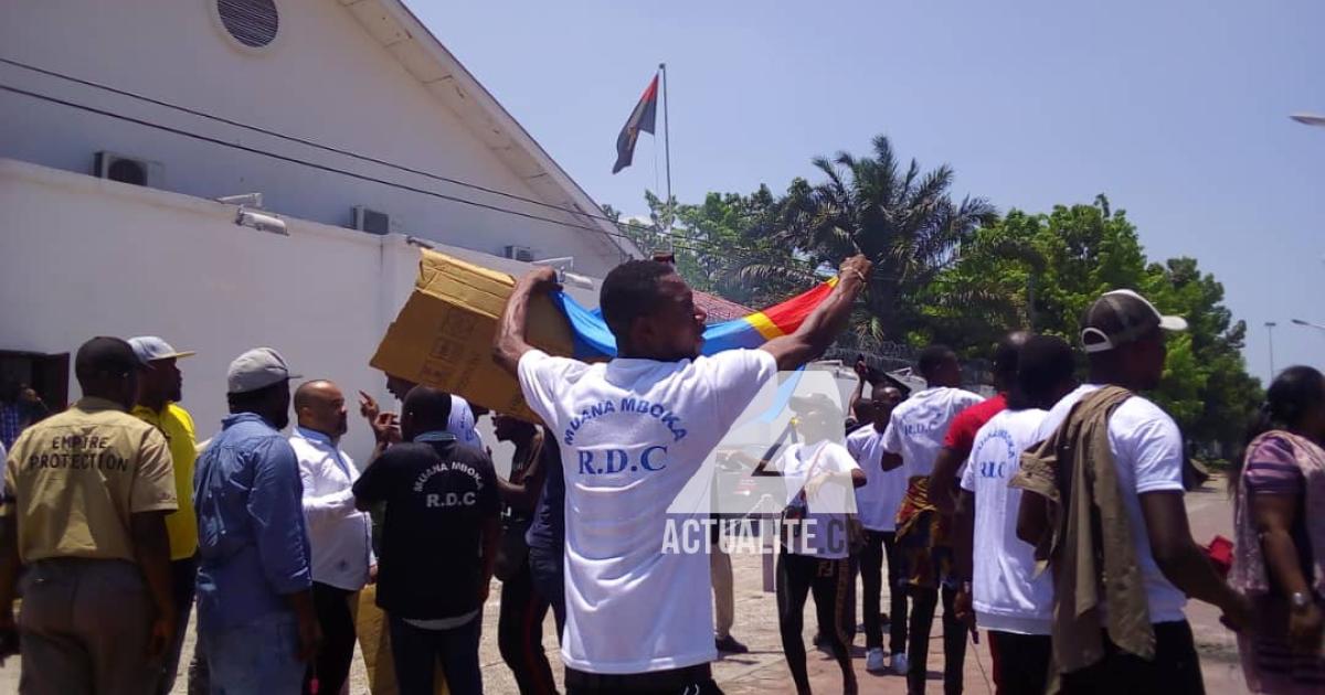 Des jeunes congolais manifestent devant l'ambassade d'Angola à Kinshasa 