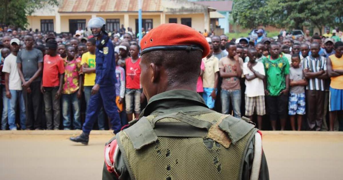 Un militaire devant une foule à Beni (Photo Ley Uwera/ACTUALITE.CD)
