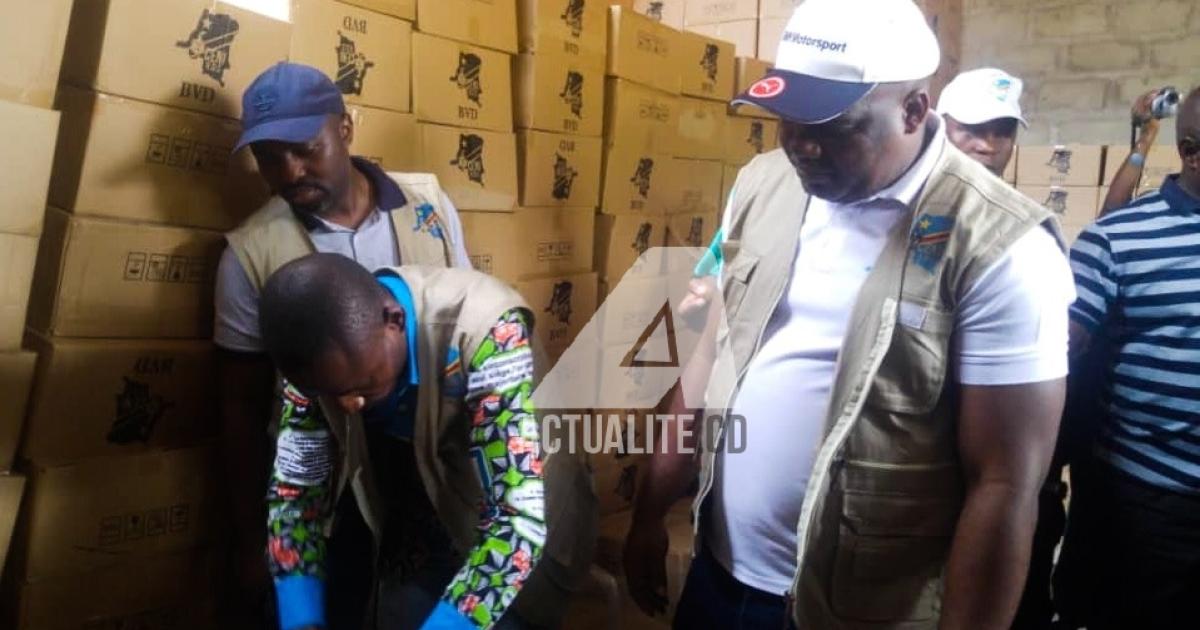 Réception d'un lot de machines à voter à Matadi