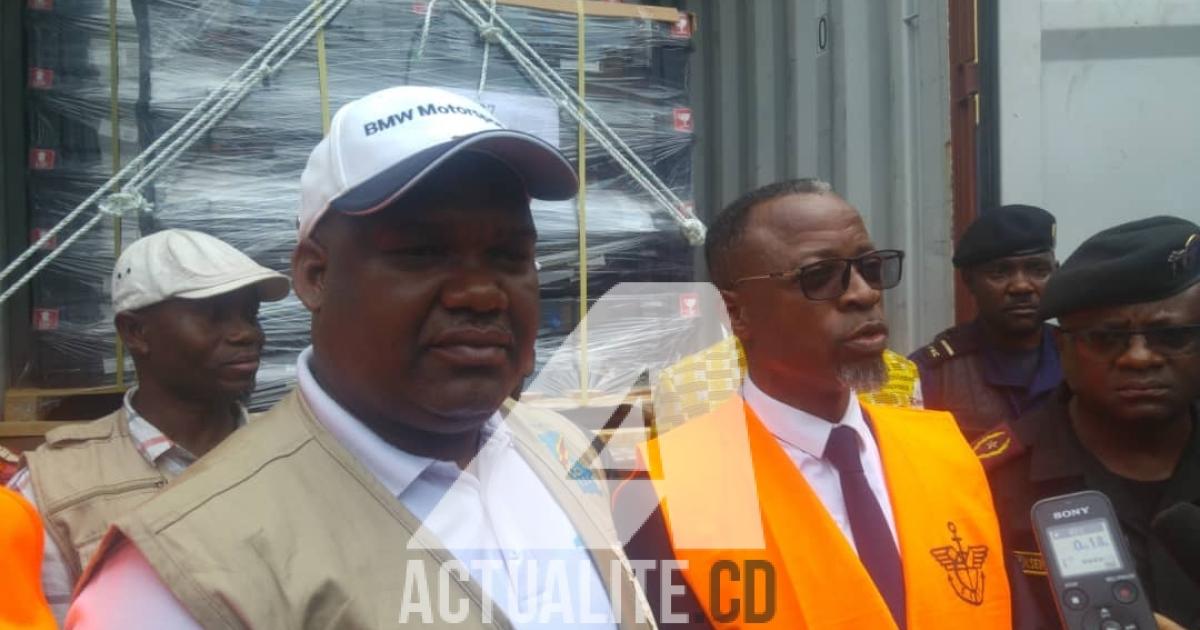 Corneille Nangaa recevant les machines à voter à Matadi